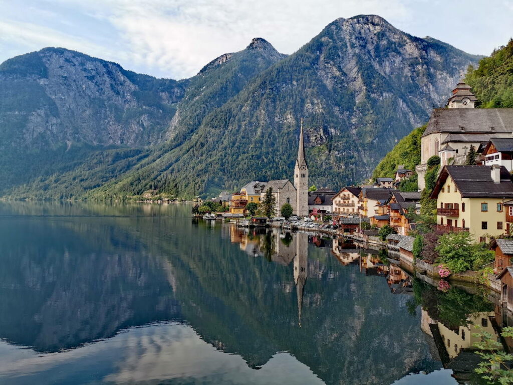 Einer der bekanntesten Österreich Seen: Der Hallstätter See mit dem historischen Ort Hallstatt