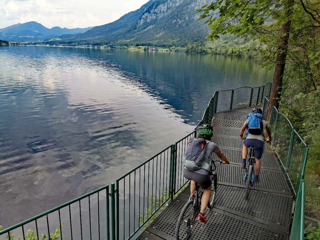 Mit dem Fahrrad kannst du direkt am Hallstätter See fahren