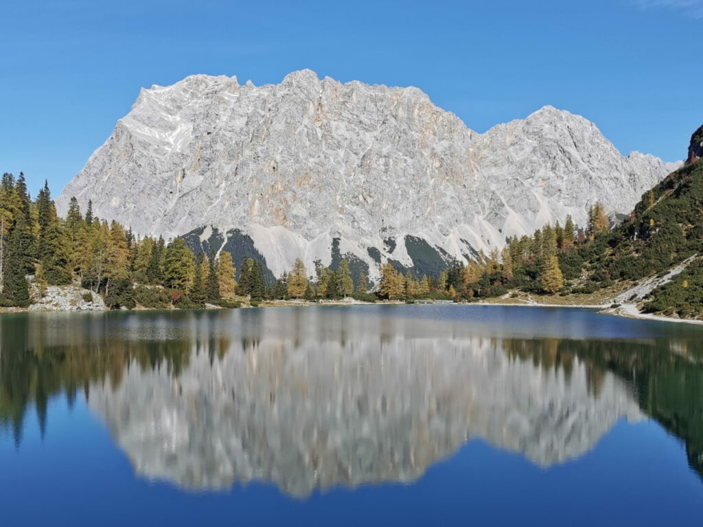 Die Zugspitze spiegelt sich im Seebensee