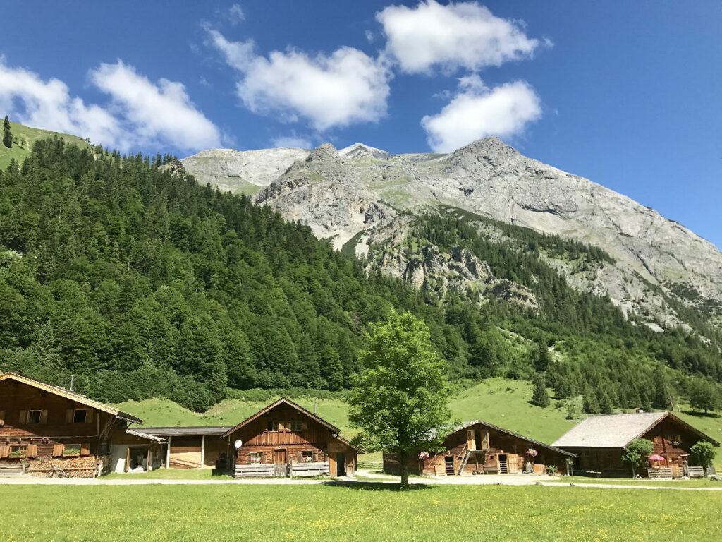 Gehört zu den besonderen Österreich Sehenswürdigkeiten: Die urigen Hütten der Engalm