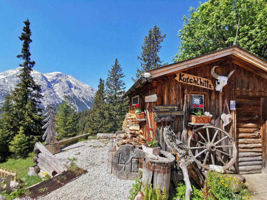 Urig und gemütlich ist es auf der Wettersteinhütte - grandios der Ausblick auf die Berge