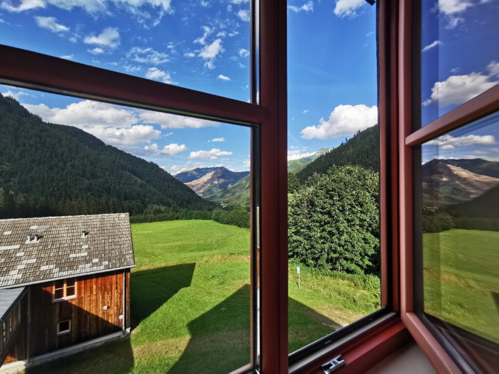 Österreich Urlaub im Sommer - lass die frische Bergluft durchs Fenster herein!