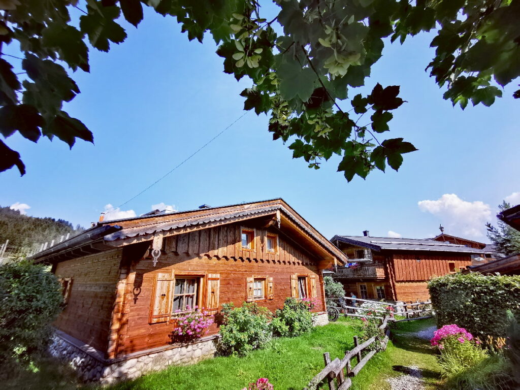 Unser Salzburg Urlaub im urigen Almdorf - oberhalb davon startet der Tauernradweg