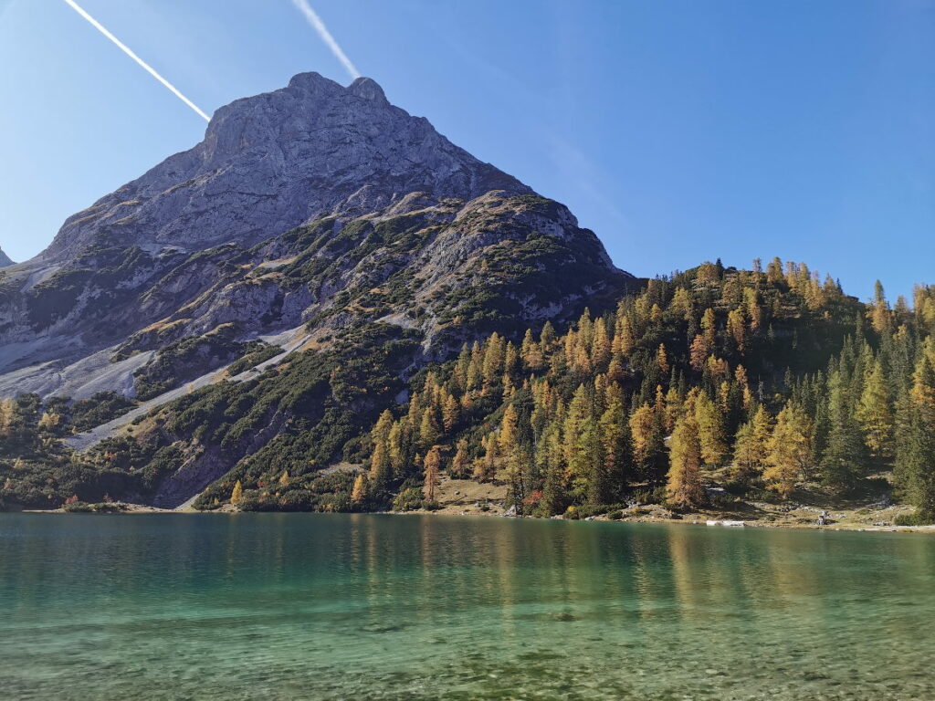 Österreich Urlaub im Herbst - mit den bunten Lärchen am Seebensee