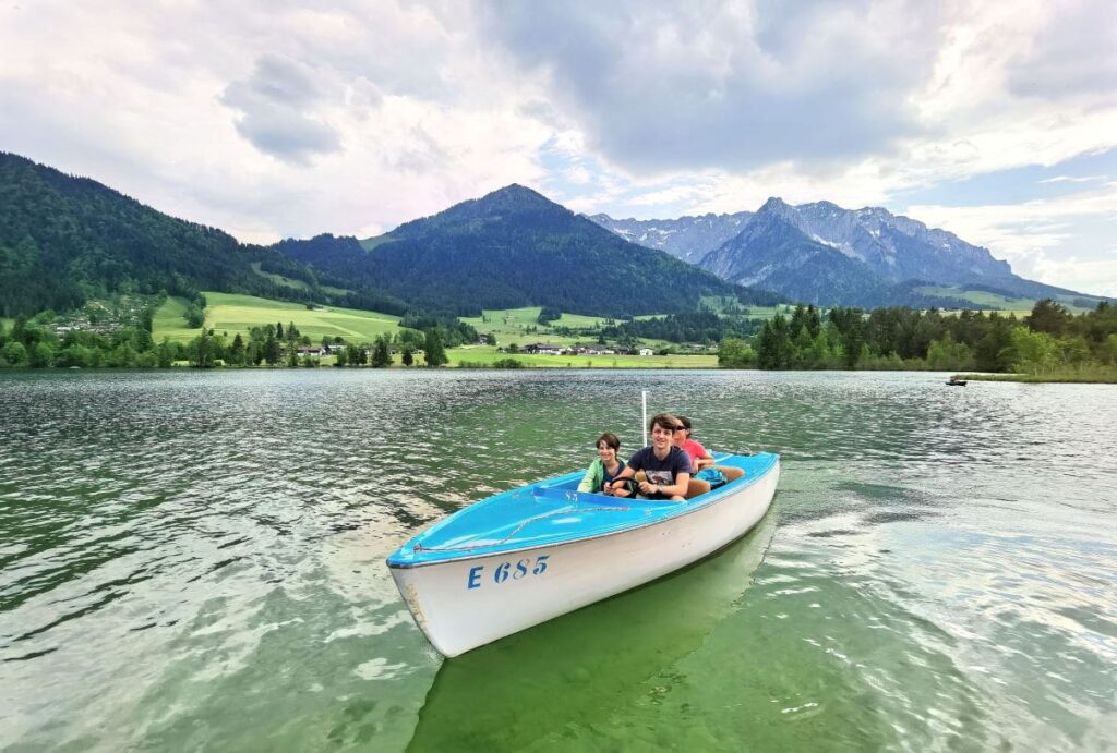 An einem der Österreich Seen baden oder mit dem Boot fahren? Am Walchsee geht beides!