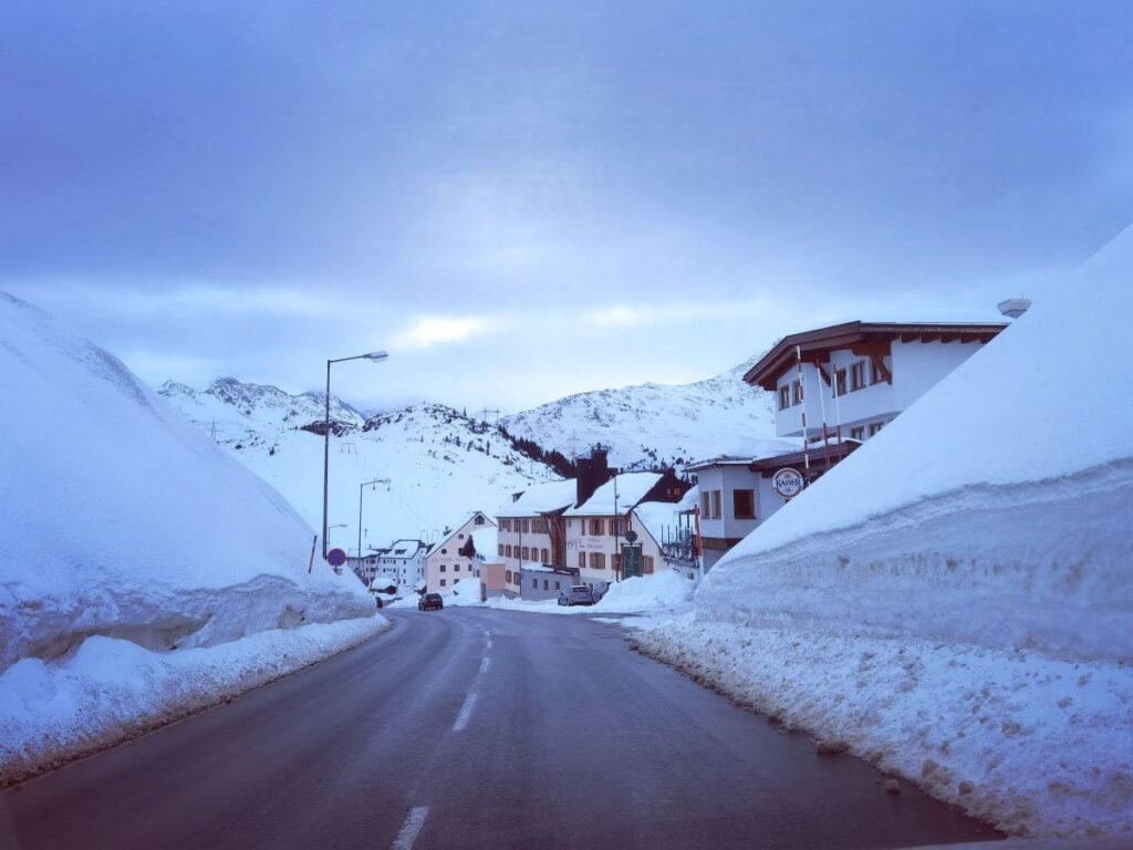 Der Arlbergpass im Winter in St. Christoph - hier kommst du an meterhohen Schneewänden vorbei!