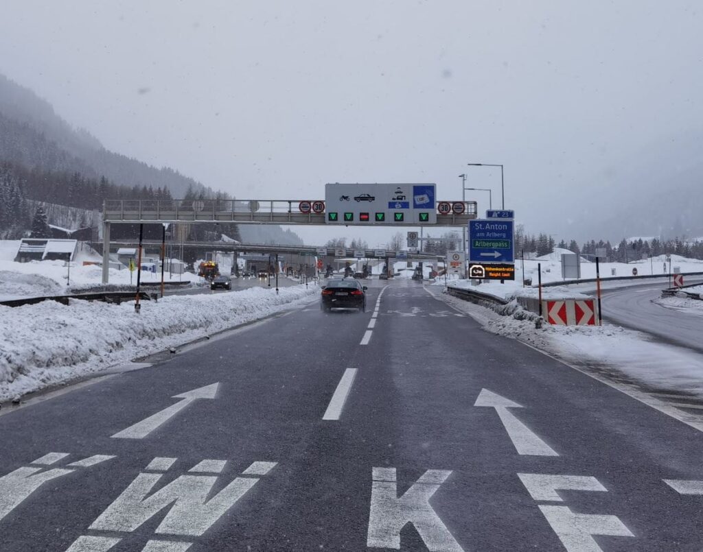 Ich habe alle Informationen über den Arlbergtunnel gesammelt - von der Maut bis zur kostenlosen Alternative